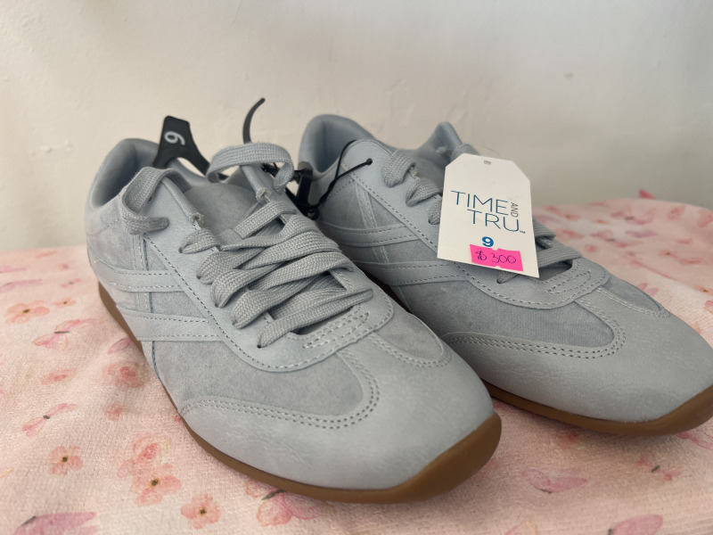 Tenis grises