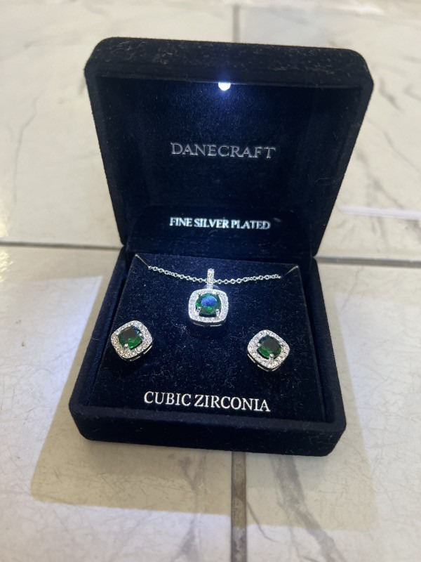 Collar verde con aretes danecraft