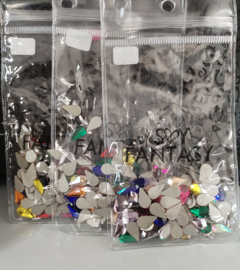 Piedras gota de colores